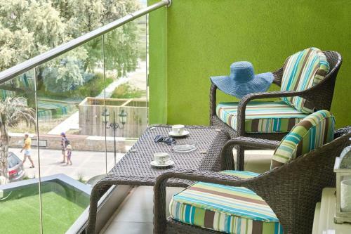 Amazing Seafront 2br Apartment Alezzi Spa N Pools