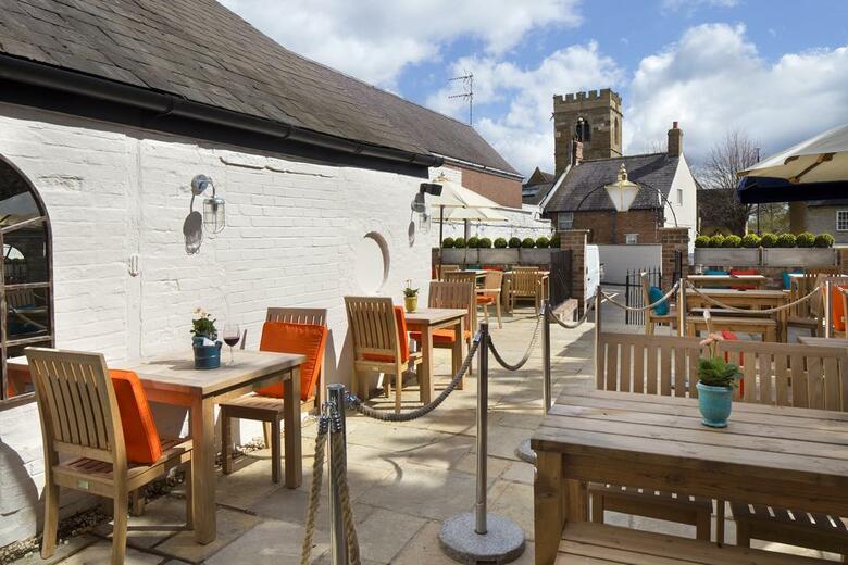 Hostal The George Hotel