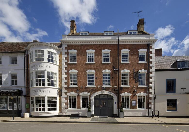 Hostal The George Hotel