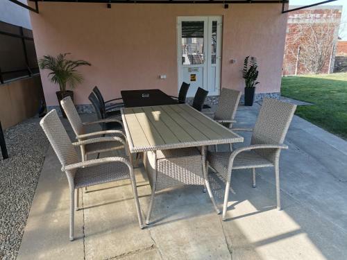 Casuta Cu Tei-lime House