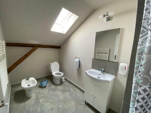Hostal Theater Guesthouse With Parking