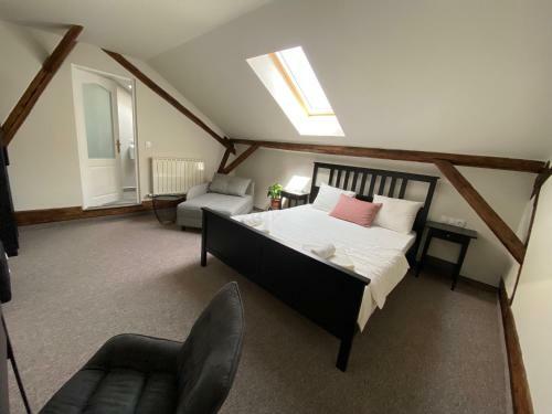 Hostal Theater Guesthouse With Parking