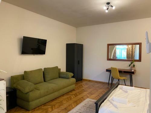 Hostal Theater Guesthouse With Parking