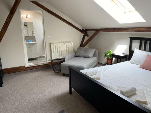 Hostal Theater Guesthouse With Parking