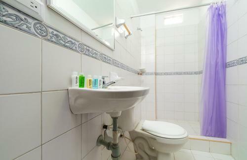 Hotel Ayenda Travel Blue 1705