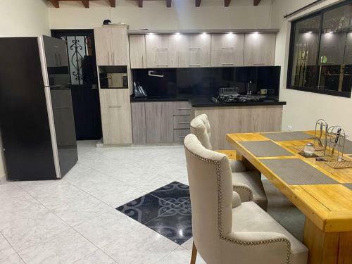 Casa Blanca Con Jacuzzi De Lujo