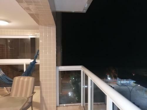 Apartamento, Ampla Sacada Com Vista Para O Mar!
