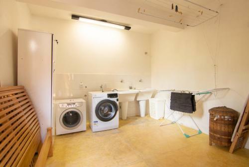 Casa Agrad�vel Com Piscina E Churrasqueira !