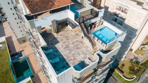 Apartamento Ap� Com Piscina E Ar - 2q Da Praia Da Enseada.