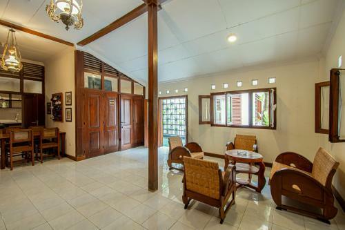Hostal Roemah Noni Macanan