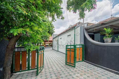 Hostal Roemah Noni Macanan