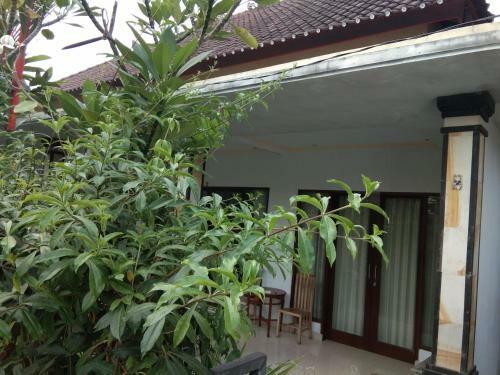 Hostal The Wina Echo Beach Guest House