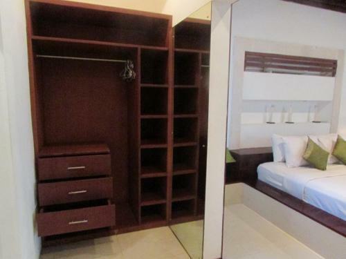 Dewata Iii, 5 Bed Villa, Large Pool, Central Seminyak.