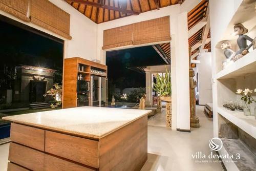 Dewata Iii, 5 Bed Villa, Large Pool, Central Seminyak.