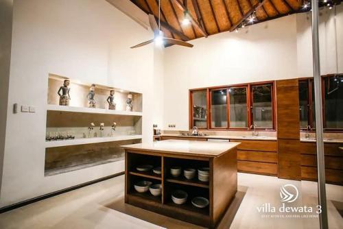 Dewata Iii, 5 Bed Villa, Large Pool, Central Seminyak.