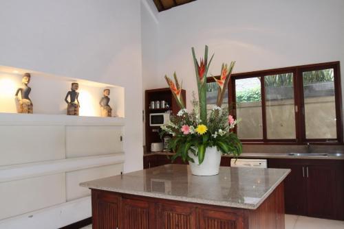 Dewata Iii, 5 Bed Villa, Large Pool, Central Seminyak.