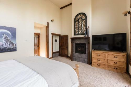 Bison - Mountain Home W Hot Tub & Views