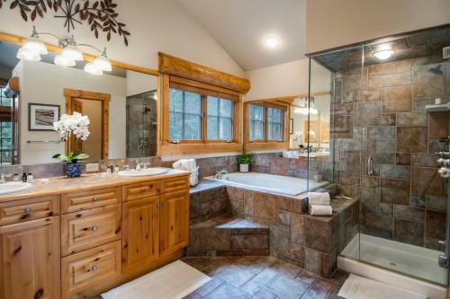 Climbing Bear Lodge Townhome Great Setting Hot Tub