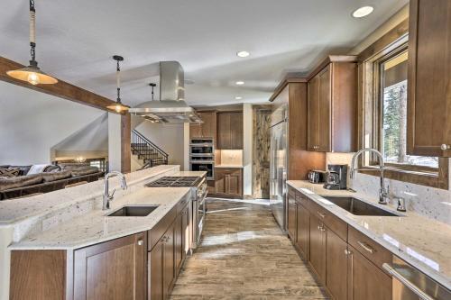 Luxe Breckenridge Home With 3 Fireplaces And View