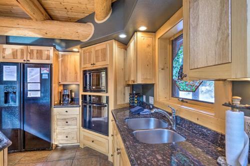 Rustic Mtn Cabin With Private Hot Tub And Deck!