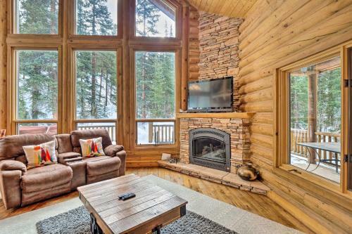Rustic Mtn Cabin With Private Hot Tub And Deck!