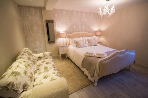 Whispering Cottages Bed And Breakfast