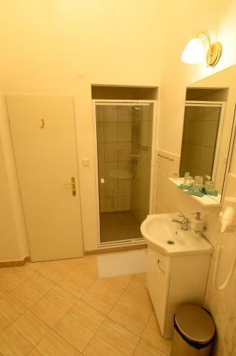 Hostal Pension Karlova