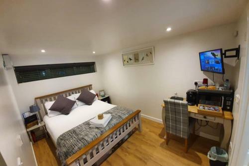 Annex In Chippenham With Sky Tv, Parking And Wifi