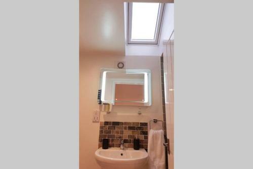 Annex In Chippenham With Sky Tv, Parking And Wifi