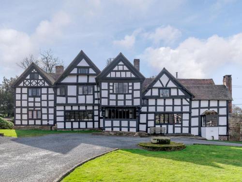 Luntley Court