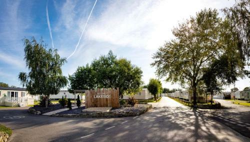 Delightful 6 Berth Holiday Home With Decking Area