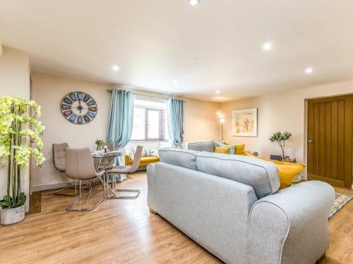 Pass The Keys Smart, New 2 Bedroom Apartment In Fishbourne