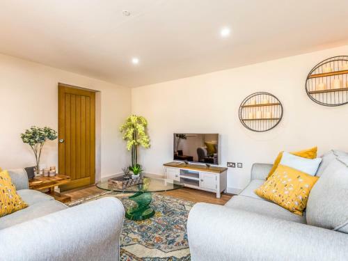 Pass The Keys Smart, New 2 Bedroom Apartment In Fishbourne