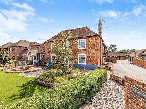 Pass The Keys Smart, New 2 Bedroom Apartment In Fishbourne