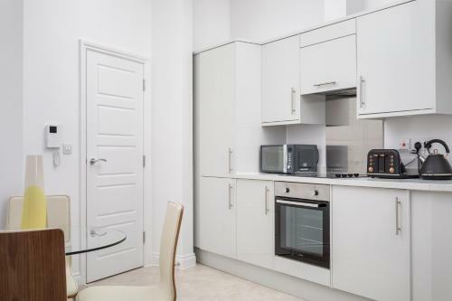 Stylish 2 Bedroom Town Centre Apartment