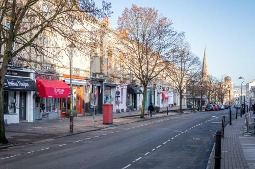 Stylish 2 Bedroom Town Centre Apartment