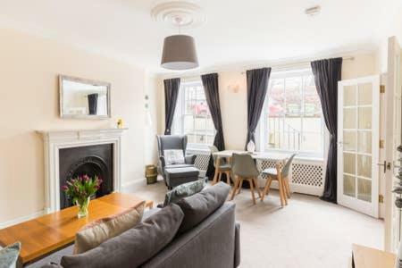 Regency Apartment - Private Entrance & Courtyard