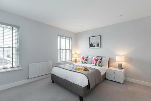 Luxury Three Bedroom Town Centre Apartment