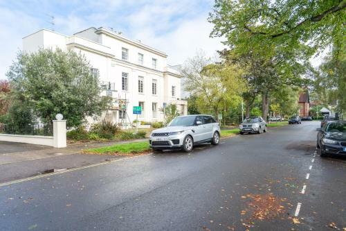 Wellington Square - By Luxury Apartments