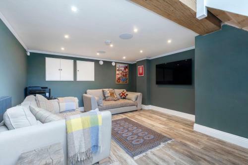 Stunning Newly Refurbished Victorian Split-villa