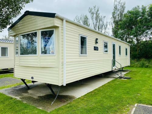 5 Mins Walk To Beach. 3 Bedroom Caravan. Sleeps 8