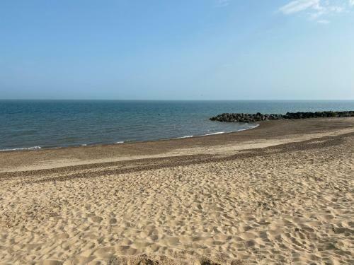 5 Mins Walk To Beach. 3 Bedroom Caravan. Sleeps 8