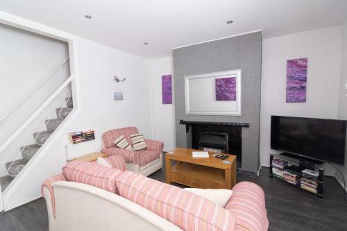 Entire House - 2 Bedroom - 3 Bed - Free Wifi - Tv