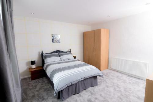 Entire House - 2 Bedroom - 3 Bed - Free Wifi - Tv