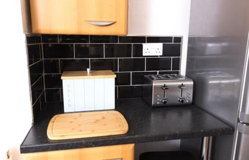 Entire House - 2 Bedroom - 3 Bed - Free Wifi - Tv