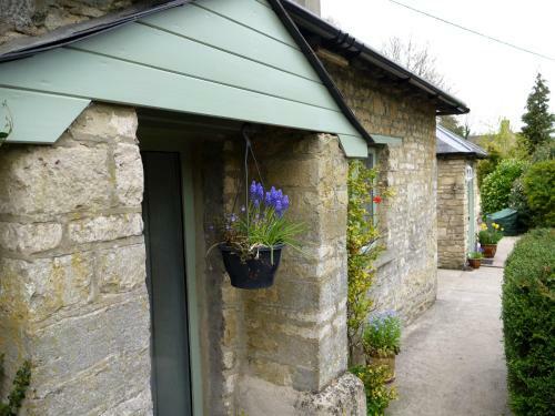 The Bungalow, Perrotts Brook - Cosy Stone Cottage