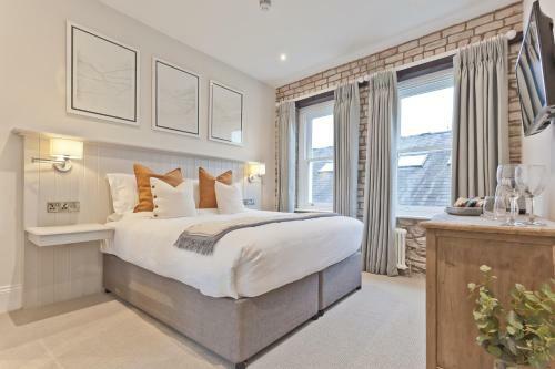 Bed & Breakfast Tithe Barn - Self Check In Hotel