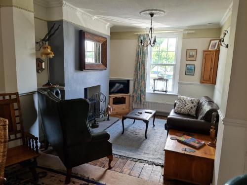 A Cosy Three Bedroomed Cottage In Leafy Embleton