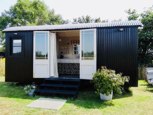 The Oaks Glamping - Rubie's Shepherds Hut