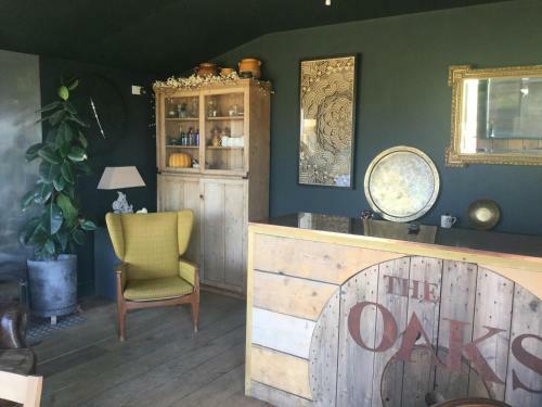 The Oaks Glamping - Rubie's Shepherds Hut